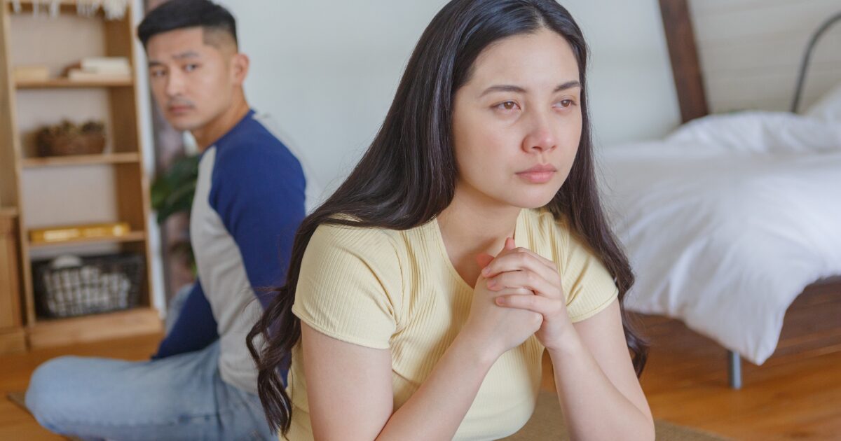 部屋で距離を置き悩む男女のすれ違いと関係悪化のイメージ