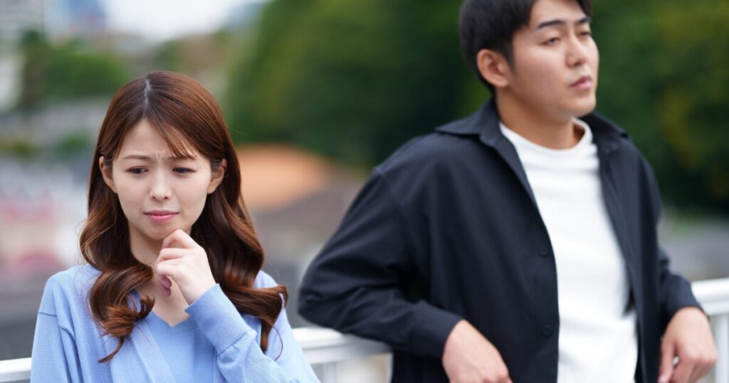 考え込む女性とそっぽを向く男性のすれ違いカップル
