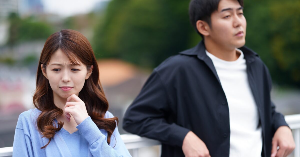考え込む女性とそっぽを向く男性のすれ違いカップル