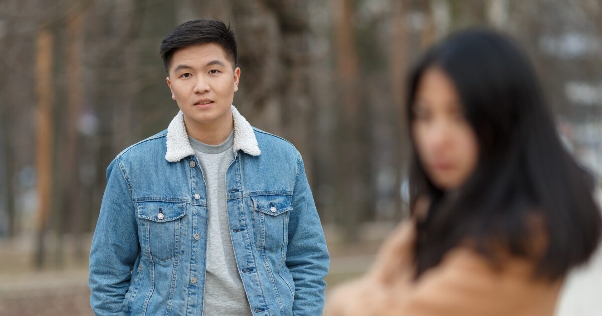 距離を置く男女の関係悪化と別れを示唆するシーン